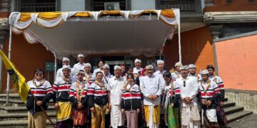 Sekda Bali Dewa Made Indra dan Ketua Kwartir Daerah (Kwarda) Gerakan Pramuka Bali Cok Ace melepas Kontingen Pramuka Berkebutuhan Khusus Menuju Cibubur. -IST/Balitopik.com