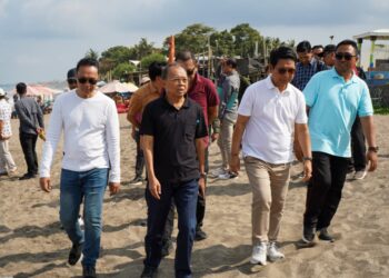 Wayan Koster dan Adi Arnawa (tengah) saat lakukan sidak sejumlah bangunan di sepantaran pantai di Badung. -IST/Balitopik.com