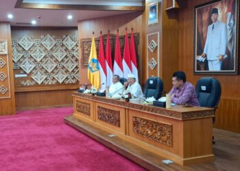 Rapat Koordinasi yang dipimpin Gubernur Bali Wayan Koster tentang percepatan Raperda Bale Kertha Adhyaksa. -Balitopik.com