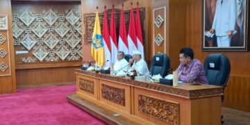 Rapat Koordinasi yang dipimpin Gubernur Bali Wayan Koster tentang percepatan Raperda Bale Kertha Adhyaksa. -Balitopik.com