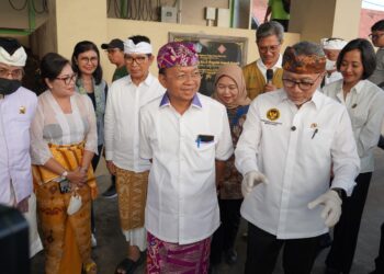 Menteri Koordinator Bidang Pangannya, Zulkifli Hasan saat berkunjung ke Tempat Pengolahan Sampah Terpadu (TPST) Mengwitani, Kabupaten Badung. -IST/Balitopik.com