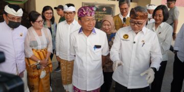 Menteri Koordinator Bidang Pangannya, Zulkifli Hasan saat berkunjung ke Tempat Pengolahan Sampah Terpadu (TPST) Mengwitani, Kabupaten Badung. -IST/Balitopik.com