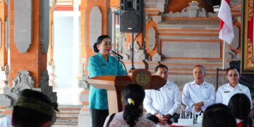 Ibu Putri Koster saat memberikan sambutan dalam acara Menyapa dan Berbagi di Desa Beng. -Balitopik.com