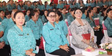Ibu Putri Koster (tengah) saat sosialisasi 10 Program Pokok PKK di Gianyar. -IST/Balitopik.com