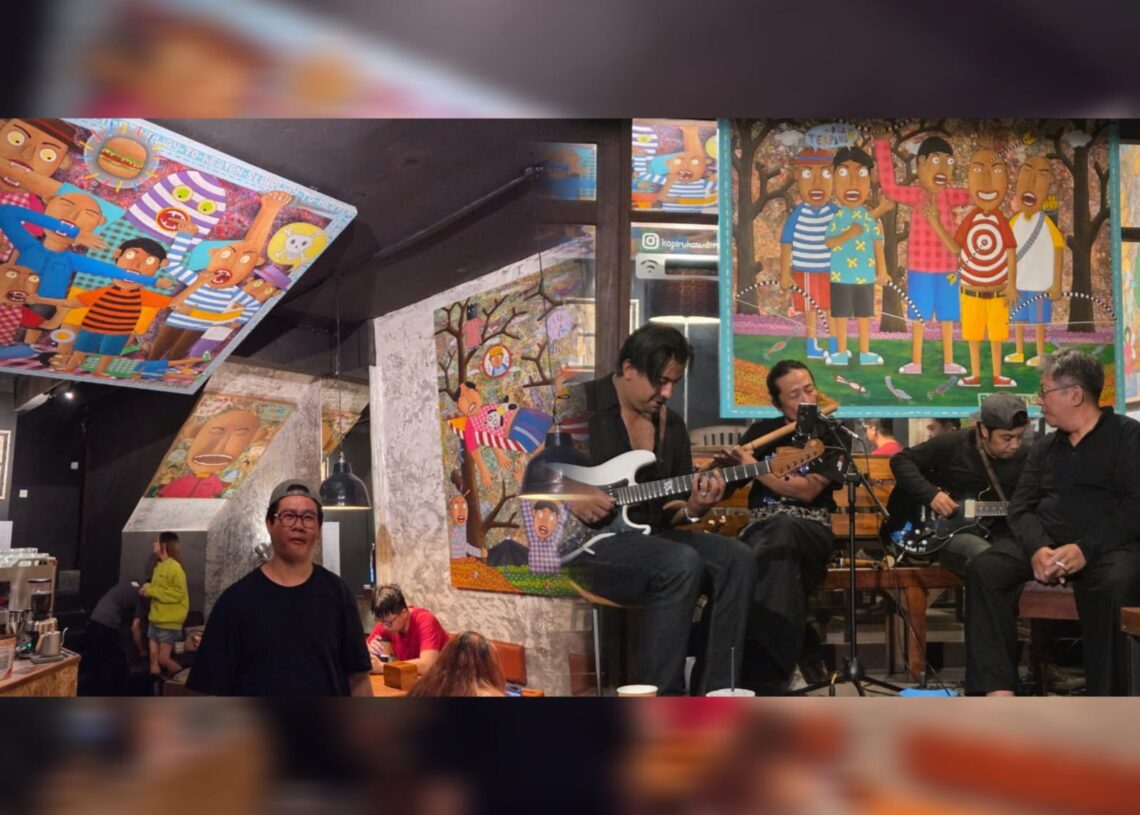 Ping Ping (kiri) dalam Pameran Mutualism: Kopi, Lukisan dan Musik di Kopi Ruko Sudirman. -Balitopik.com