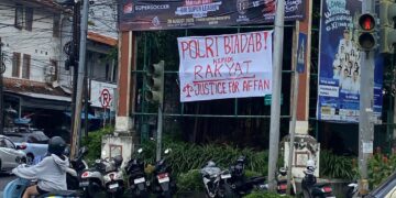 Spanduk sakasme tehadap Polri yang terpasang di Jalan Sudirman Denpasar. -Dok/Balitopik.com