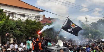 Massa dari Aliansi Bali Tidak Diam saat gelar aksi di Polda Bali. -Balitopik.com