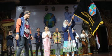 Pengibaran pataka oleh Ketua IWO Bali Tri Widiyanti. -Balitopik.com