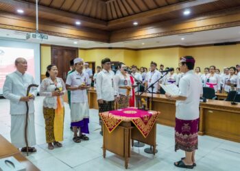 Bupati Badung saat melantik 61 pejabat yang akan ditugaskan di RSUD Giri Asih dan Suwiti. -Balitopik.com