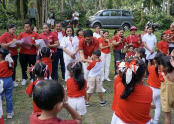 Bupati Badung I Wayan Adi Arnawa saat bermain dengan anak-anak di acara HUT 20 HIMPAUDI. -IST/Balitopik.com