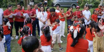 Bupati Badung I Wayan Adi Arnawa saat bermain dengan anak-anak di acara HUT 20 HIMPAUDI. -IST/Balitopik.com