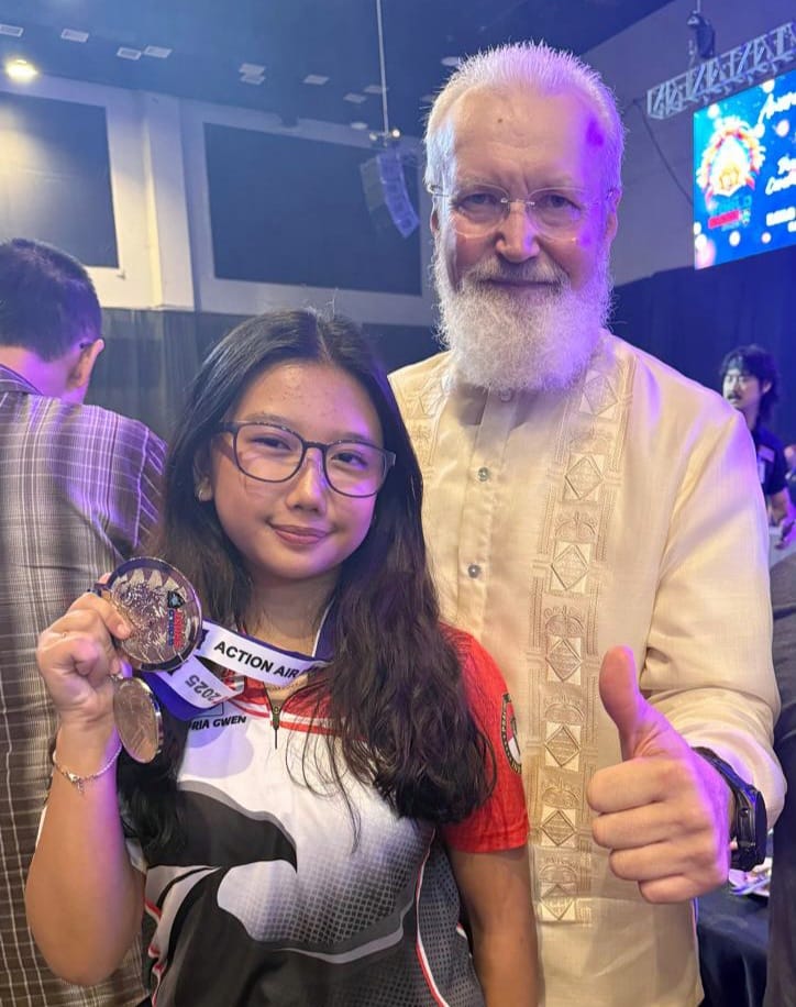 Gwen bersama Vitaly Kryuchin President IPSC Dunia.