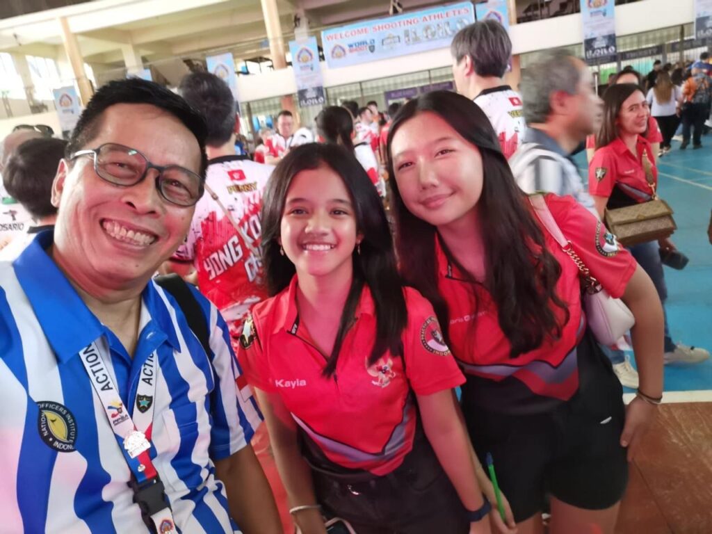 Rudy, Range Officer World Shoot sekaligus Ketua Komisi AA IPSC Jawa Timur bersama Kayla dan Gwen.