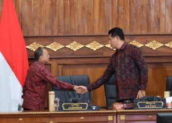 Gubernur Bali wayan Koster (kiri) dan Ketua DPRD Bali Dewa Jack. -Balitopik.com