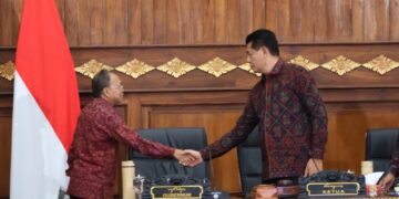 Gubernur Bali wayan Koster (kiri) dan Ketua DPRD Bali Dewa Jack. -Balitopik.com