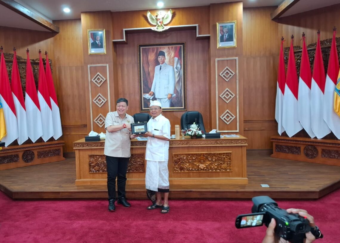 Wakil Ketua Komisi IV DPR RI Alex Indra Lukman (kiri) dan Gubernur Bali Wayan Koster. -Balitopik.com