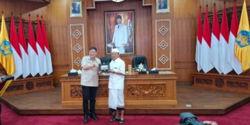 Wakil Ketua Komisi IV DPR RI Alex Indra Lukman (kiri) dan Gubernur Bali Wayan Koster. -Balitopik.com