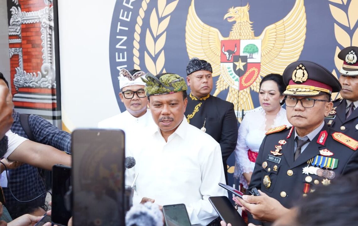 Sekda Bali Dewa Made Indra (kiri). -IST/Balitopik.com