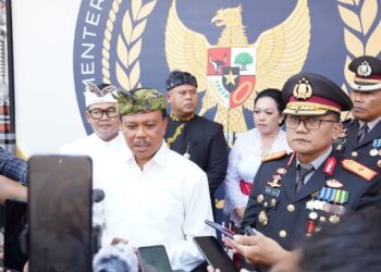 Sekda Bali Dewa Made Indra (kiri). -IST/Balitopik.com