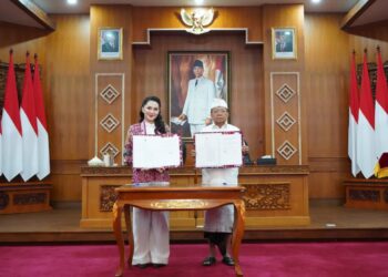 Gubernur Maluku Utara Sherly Tjoanda Laos (kiri) dan Gubernur Bali, Wayan Koster. -IST/Balitopik.com