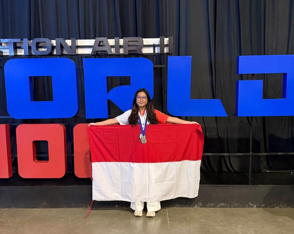 Roselena Gwen Saputra mengibarkan bendera merah putih setelah mendapat juara 2 dalam ajang bergengsi IPSC Action Air World Shoot 2025 yang digelar di Iloilo City, Filipina, sejak 27 Juli hingga 3 Agustus 2025.