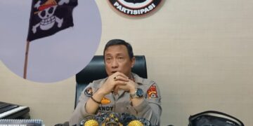 Kolase: Kabid Humas Polda Bali Komisaris Besar Polisi Ariasandy dan Bendera One Piece. -Balitopik.com