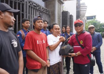 Rektor UPMI Bali, Prof. Dr. Drs. I Made Suarta, S.H., M.Hum., saat membagikan paket sembako. -Balitopik.com