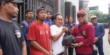 Rektor UPMI Bali, Prof. Dr. Drs. I Made Suarta, S.H., M.Hum., saat membagikan paket sembako. -Balitopik.com