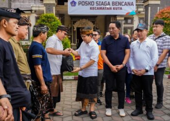 Bupati Badung I Wayan Adi Arnawa saat menyerahkan bantuan logistik di Kecamatan Kuta. -Balitopik.com