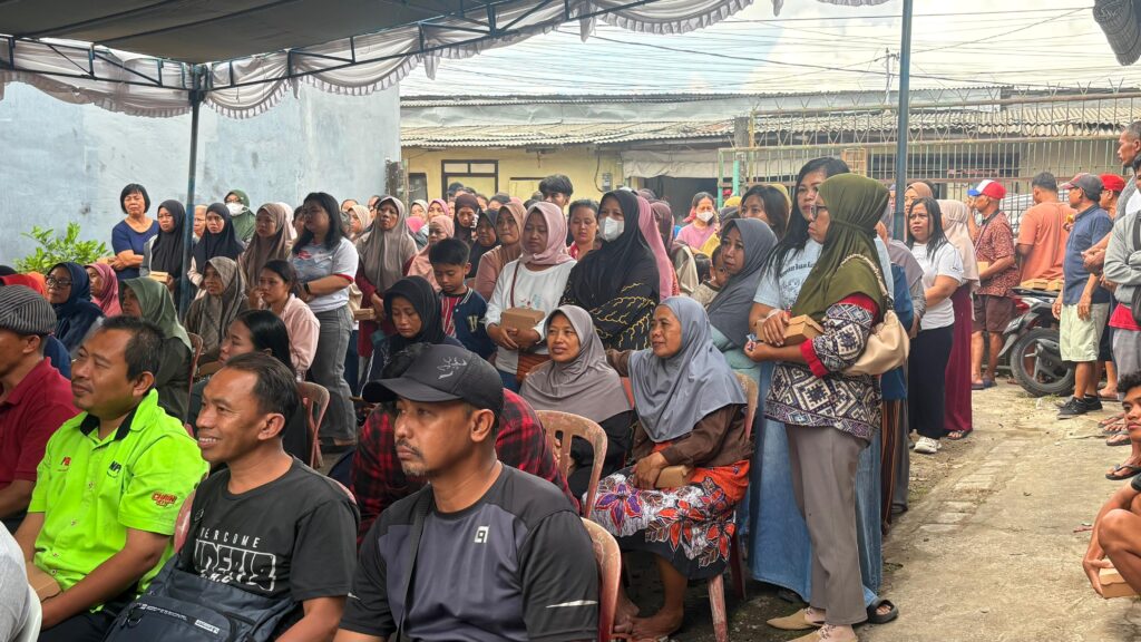 Warga penerima bingkisan sembako saat menunggu giliran. -Balitopik.com