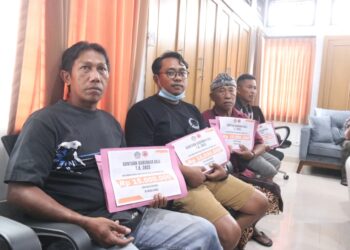 Ahli waris penerima santunan dari Pemprov Bali. -IST/Balitopik.com