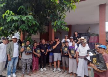Himperra Bali saat menyalurkan sembako untuk warga di Jalan Pulau Biak Denpasar Barat. -Balitopik.com