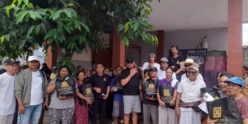 Himperra Bali saat menyalurkan sembako untuk warga di Jalan Pulau Biak Denpasar Barat. -Balitopik.com