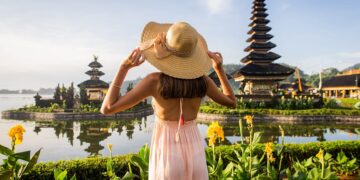 Seorang turis saat berpose di Danau Bratan Bedugul, salah satu ikon pariwisata Bali. -IST/Balitoik.com