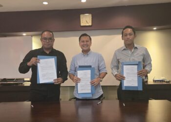 Ketua Yayasan Sumba Karya Media, Herman Umbu Billy (kiri) dan pihak-pihak terkait. -Balitopik.com