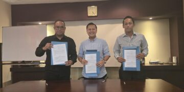 Ketua Yayasan Sumba Karya Media, Herman Umbu Billy (kiri) dan pihak-pihak terkait. -Balitopik.com