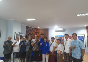Rektor ITB STIKOM Bali Dr. Dadang Hermawan dan pihak-pihak terkait saat acara pelepasan di ITB STIKOM Bali. -Balitopik.com