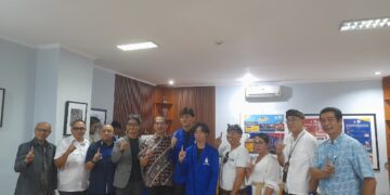 Rektor ITB STIKOM Bali Dr. Dadang Hermawan dan pihak-pihak terkait saat acara pelepasan di ITB STIKOM Bali. -Balitopik.com