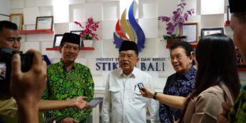 JK didamping Dr. Dadang Herman dan Prof. Dr. I Made Bandem, MA saat memberi keterangan pers di kampus ITB STIKOM Bali, Jumat (19/09/2025). Balitopik.com