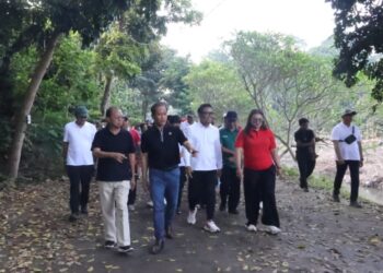 Menteri Lingkungan Hidup RI Hanif Faisol Nurofiq dan Gubernur Bali Wayan Koster (depan). -IST/Balitopik.com