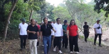 Menteri Lingkungan Hidup RI Hanif Faisol Nurofiq dan Gubernur Bali Wayan Koster (depan). -IST/Balitopik.com