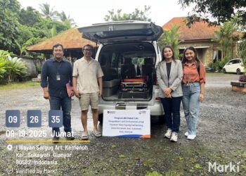 BRI Gianyar saat menyerahkan bantuan 1 unit ambulance kepada Yayasan Sinar Agung Cemerlang. -IST/Balitopik.com
