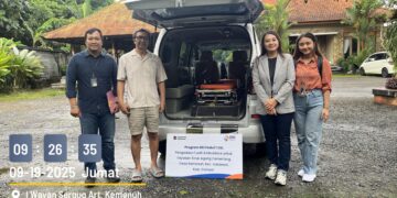 BRI Gianyar saat menyerahkan bantuan 1 unit ambulance kepada Yayasan Sinar Agung Cemerlang. -IST/Balitopik.com