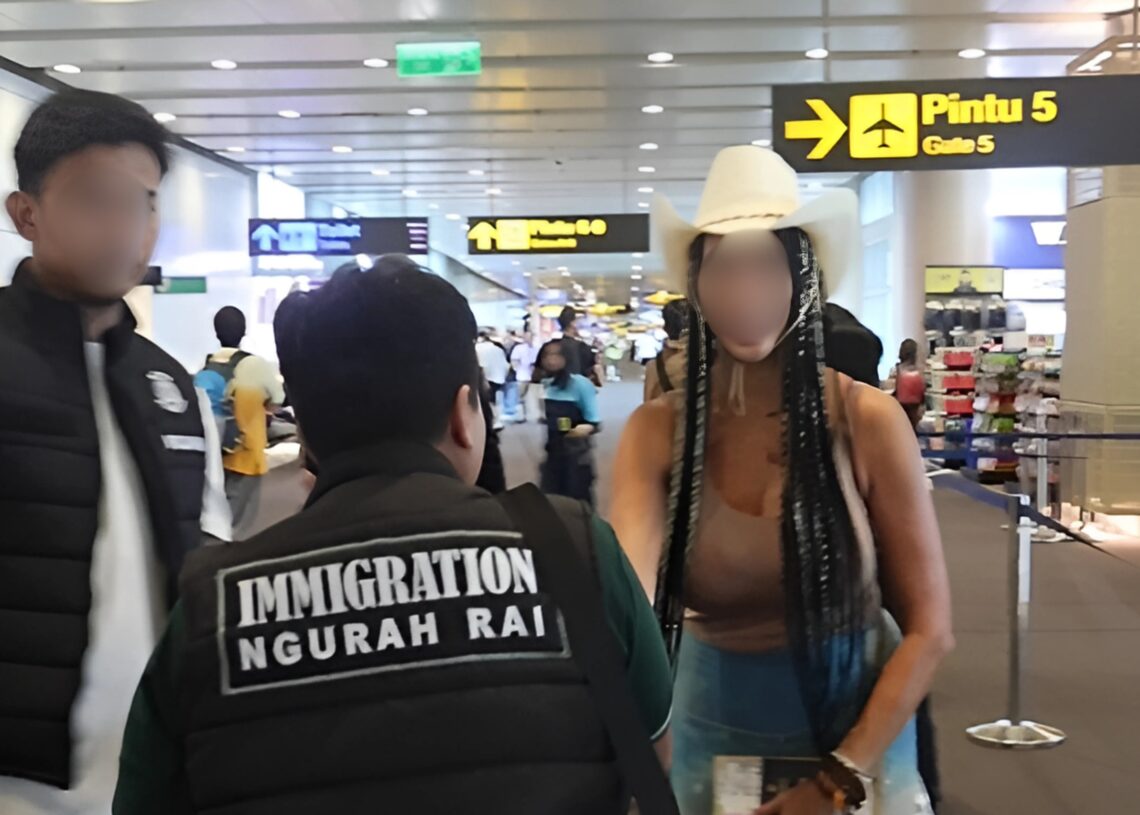 JRG pengajar teknik seks asal AS saat dideportasi dari Bali. -IST/Balitopik.com