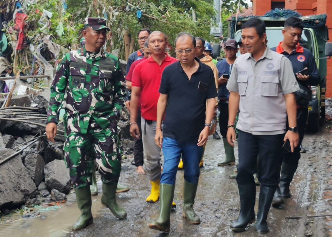 Gubernur Bali Wayan Koster saat meninjau lokasi banjir beberapa waktu lalu. -IST/Balitopik.com