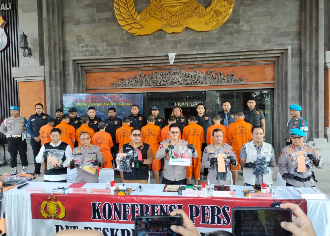 Polda Bali saat gelar konferensi pers terhadap status 14 tersangka (16/9/2025). -IST/Balitopik.com