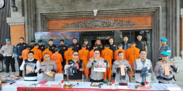 Polda Bali saat gelar konferensi pers terhadap status 14 tersangka (16/9/2025). -IST/Balitopik.com