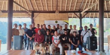 Foto bersama anggota PENA NTT usai raker di melangit adventure Klungkung, Sabtu, 23/8/2026. (Foto/dok pena NTT)