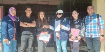 Rovin Bou didampingi Kuasa Hukum dan Ketua IWO Bali beserta jajaran saat klarifikasi di Propam Polda Bali. -Balitopik.com