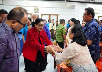 Putri Koster saat sosialisasi pengolahan sampah berbasis sumber kepada WKRI di Keusjupan Denpasar. -IST/Balitopik.com